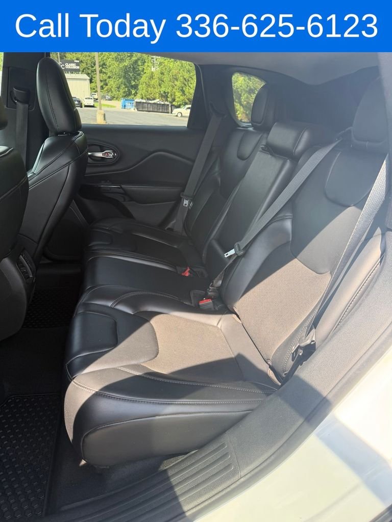 Used 2020 White Jeep Latitude Plus image 11