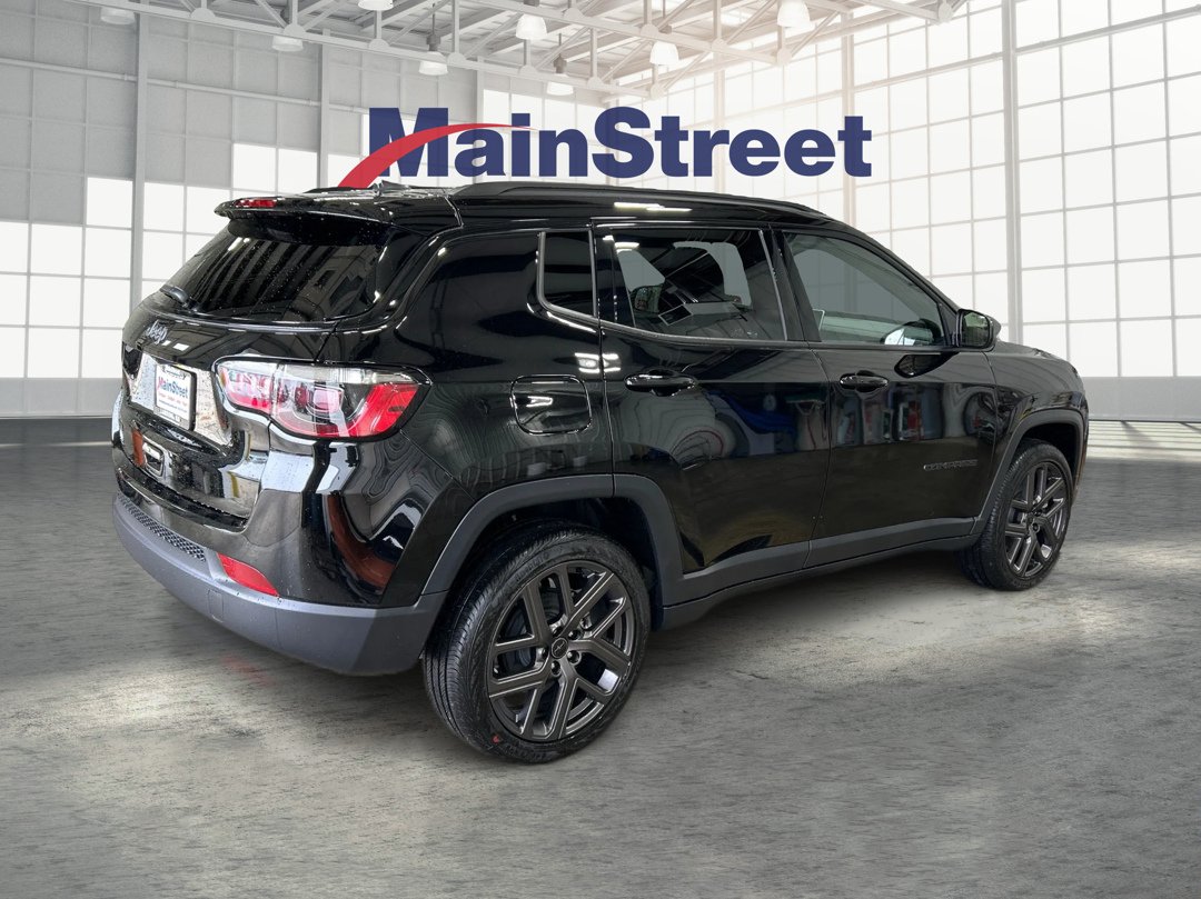 New 2026 Diamond Black Crystal Pearl-Coat Exterior Paint Jeep Latitude image 5