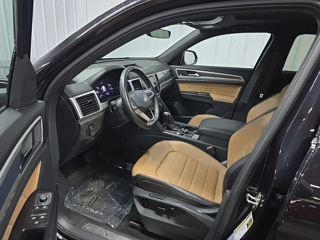 Used 2021  Volkswagen 3.6L V6 SEL Premium image 30