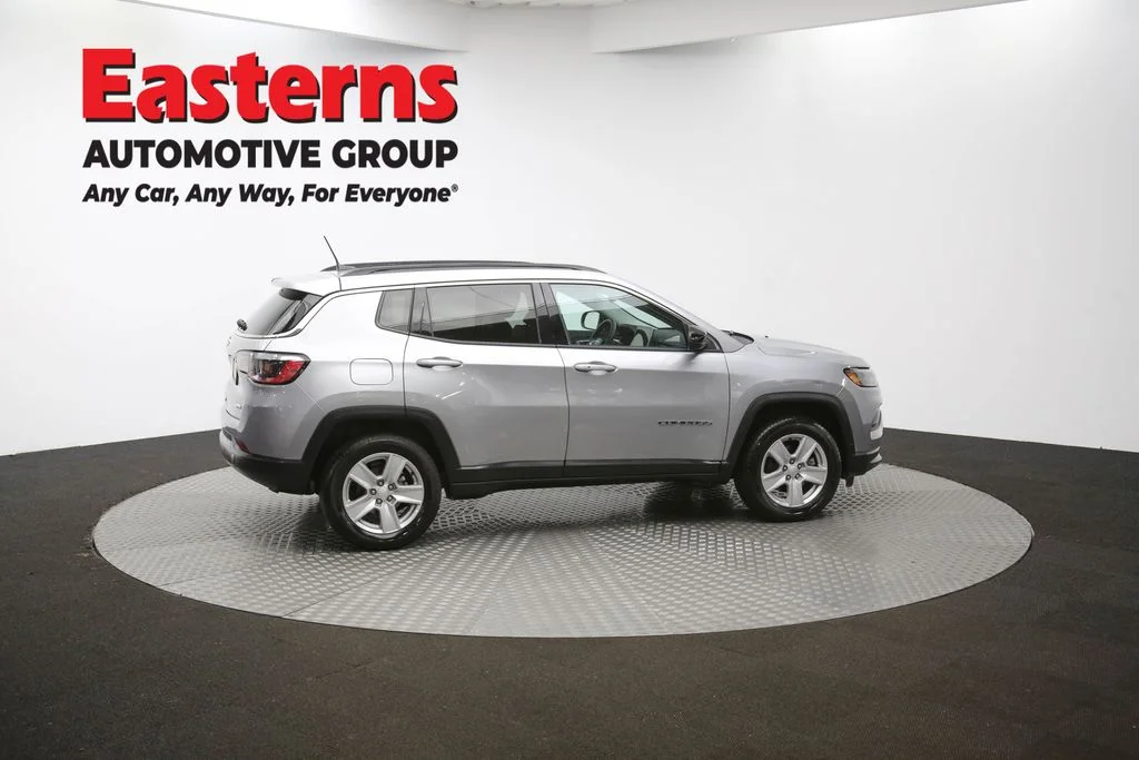 Used 2022 Silver Jeep Latitude image 40