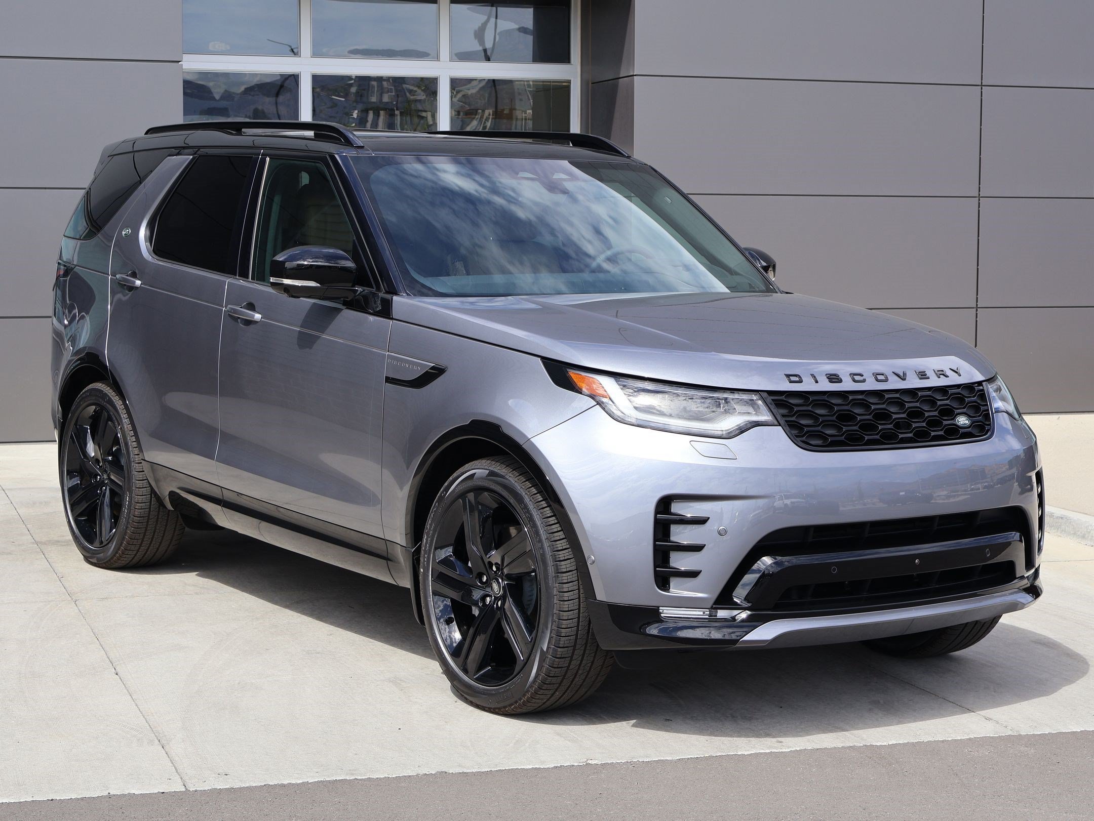 New 2026 Eiger Grey LAND ROVER Dynamic SE image 3