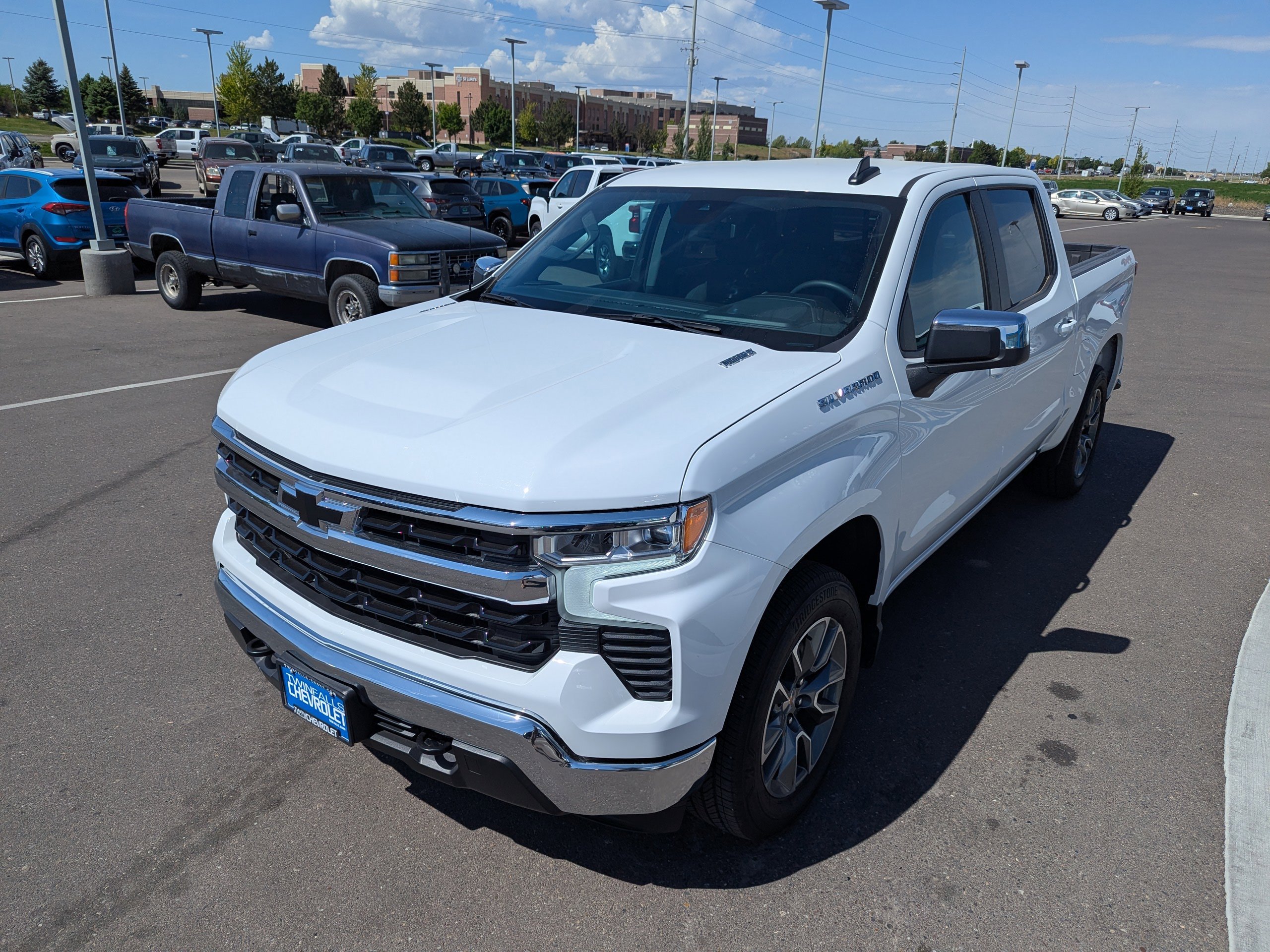 New 2025 Summit White Chevrolet LT image 6