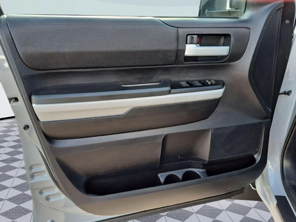 Used 2020 Cement Toyota SR5 image 10