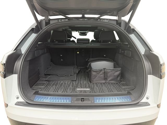 Certified Used 2026 White Land Rover Dynamic SE image 18