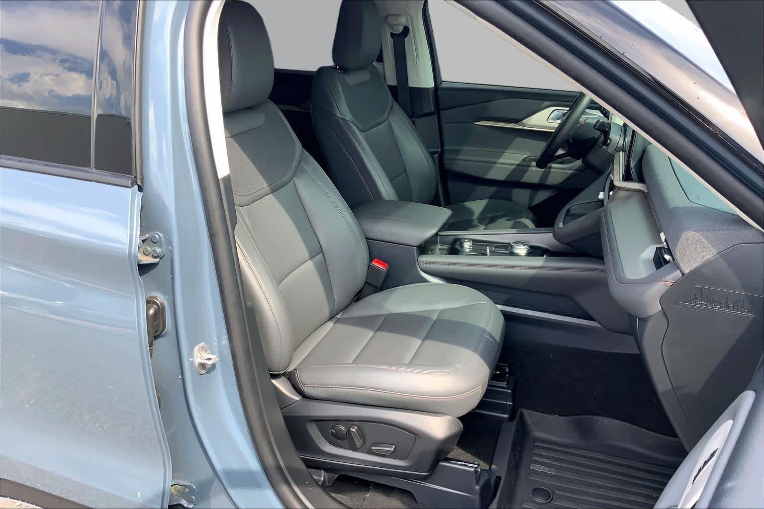 Used 2025 Vapor Blue Ford Active image 9