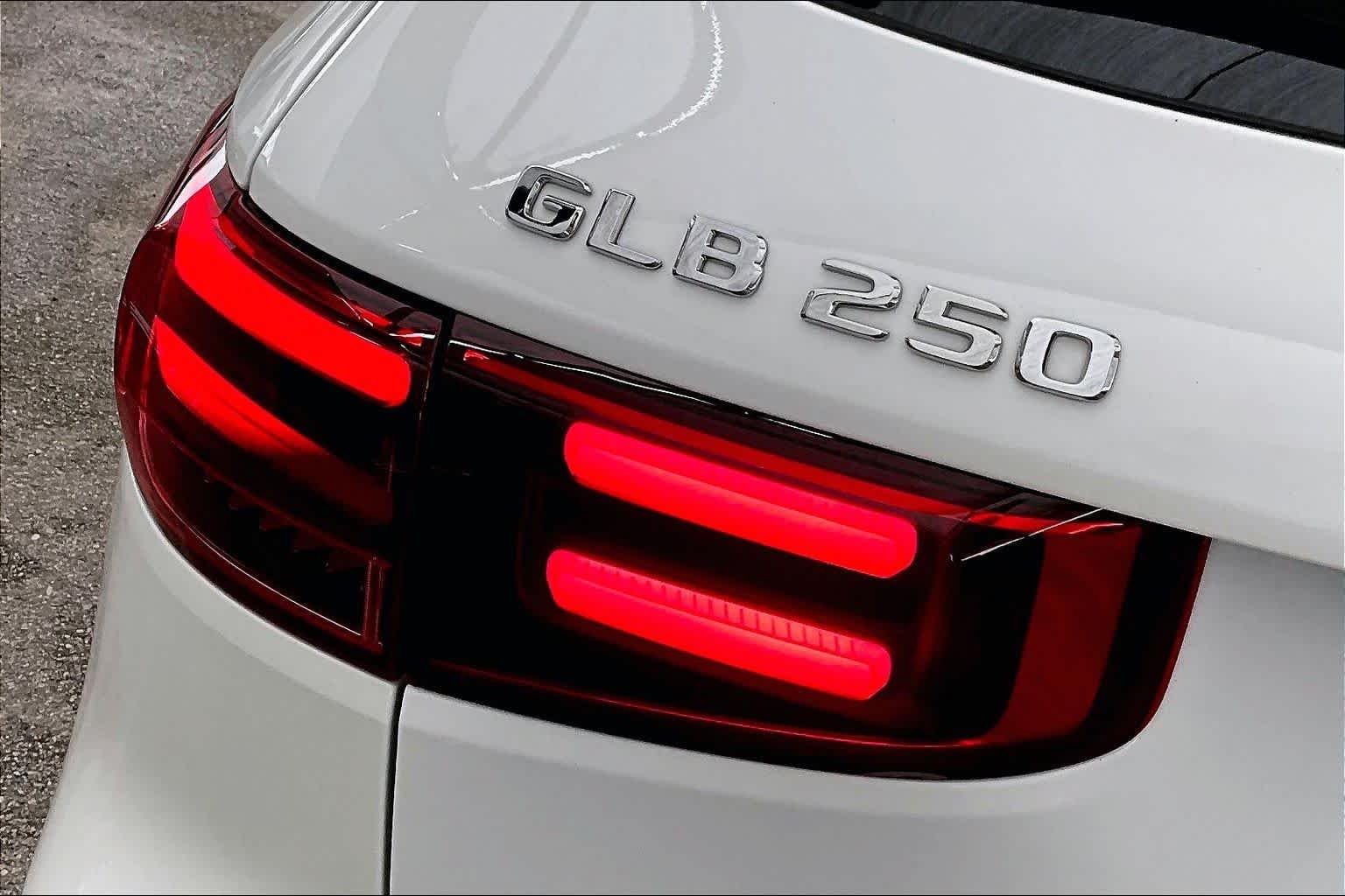 Certified Used 2025 Polar White Mercedes-Benz GLB 250 image 29