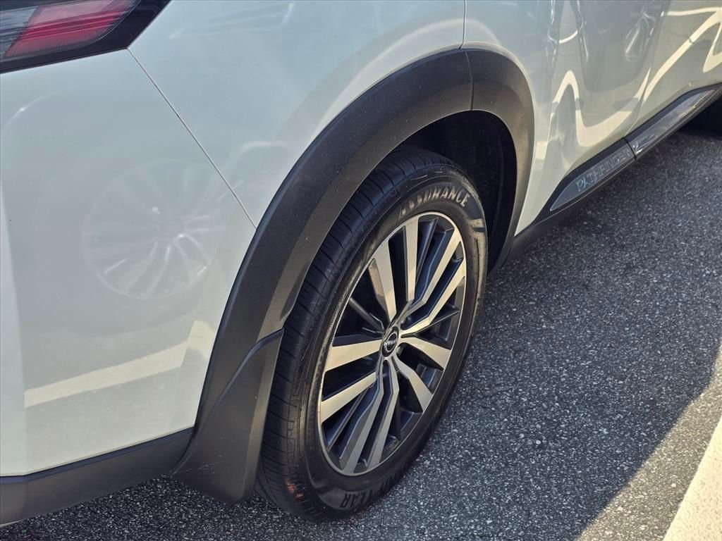 Used 2022 White Nissan Platinum image 17