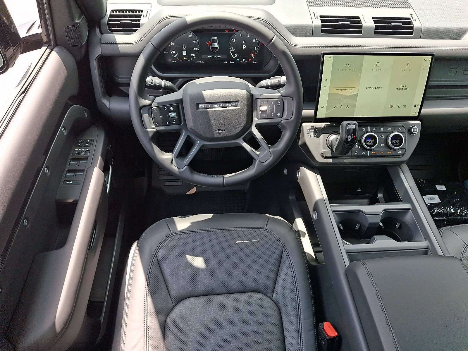 New 2026 Santorini Black Land Rover X-Dynamic SE image 7