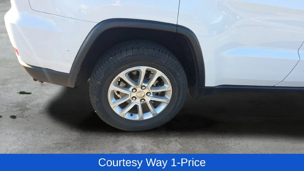 Used 2015 White/off-white Jeep Laredo image 12