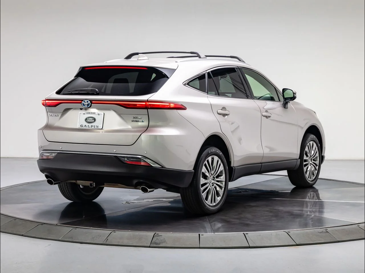 Used 2022 Titanium Glow Toyota XLE image 5