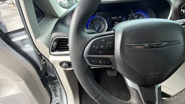 Used 2023 Silver Mist Clearcoat Chrysler LX image 23