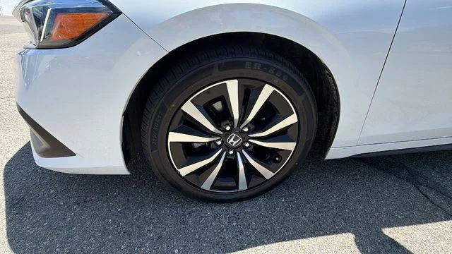 Used 2024 White Honda EX-L image 10