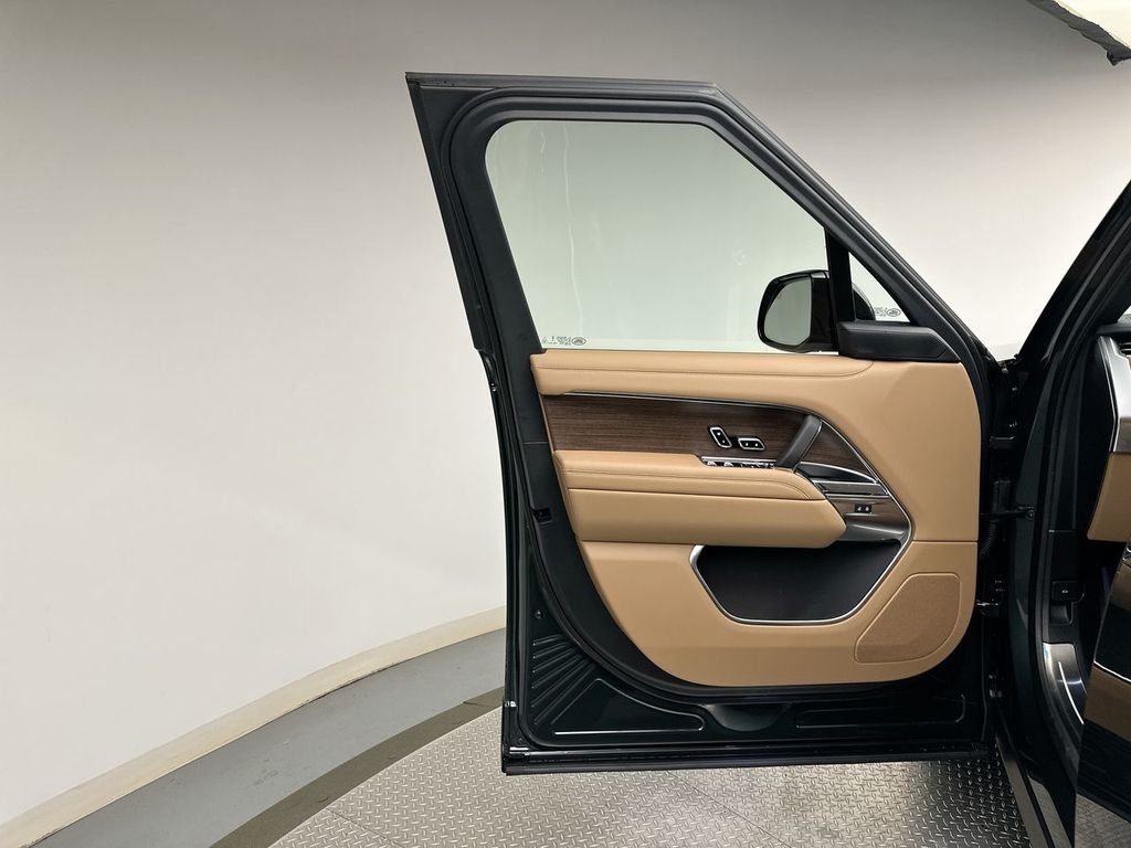 New 2026 Belgravia Green Land Rover SE image 9