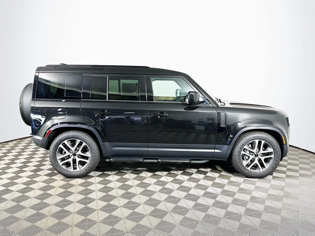 New 2026 Santorini Black Land Rover S image 4