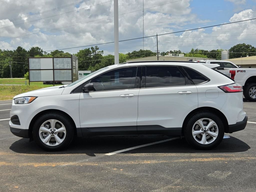 Used 2023 Oxford White Ford SE image 16