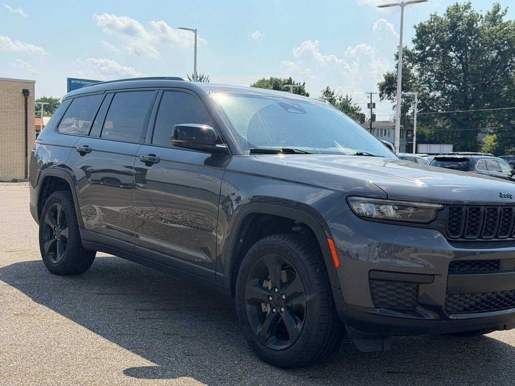 Used 2023 Gray Jeep Altitude image 7
