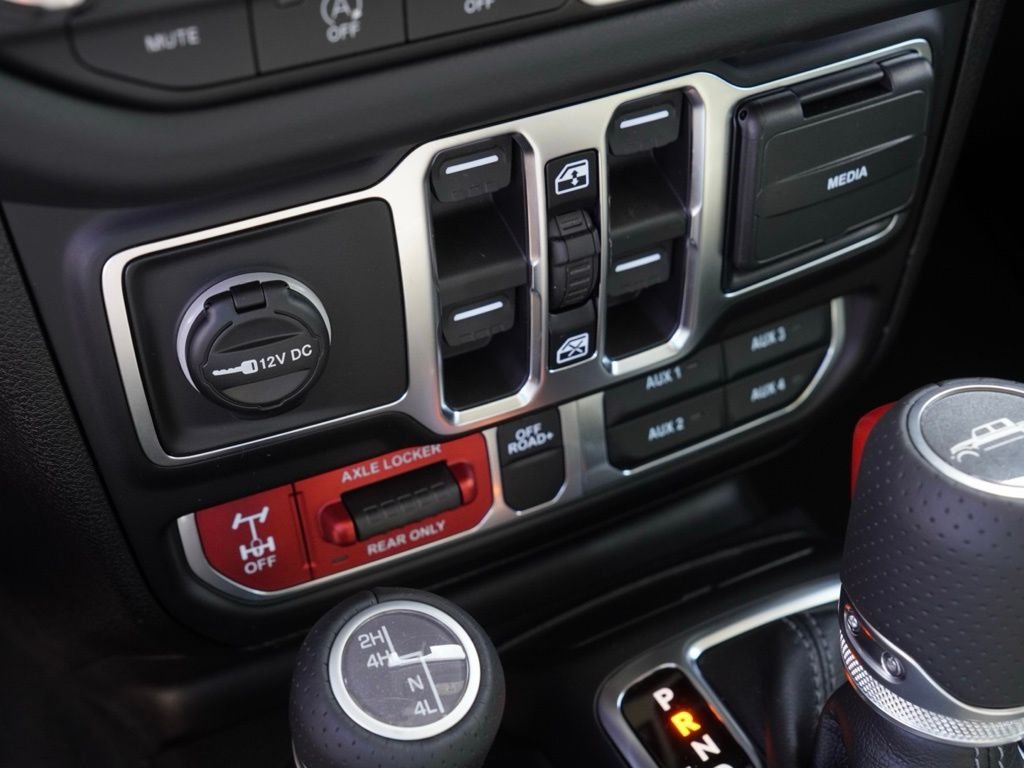 New 2026 Bright White Clear-Coat Exterior Paint Jeep Mojave image 13