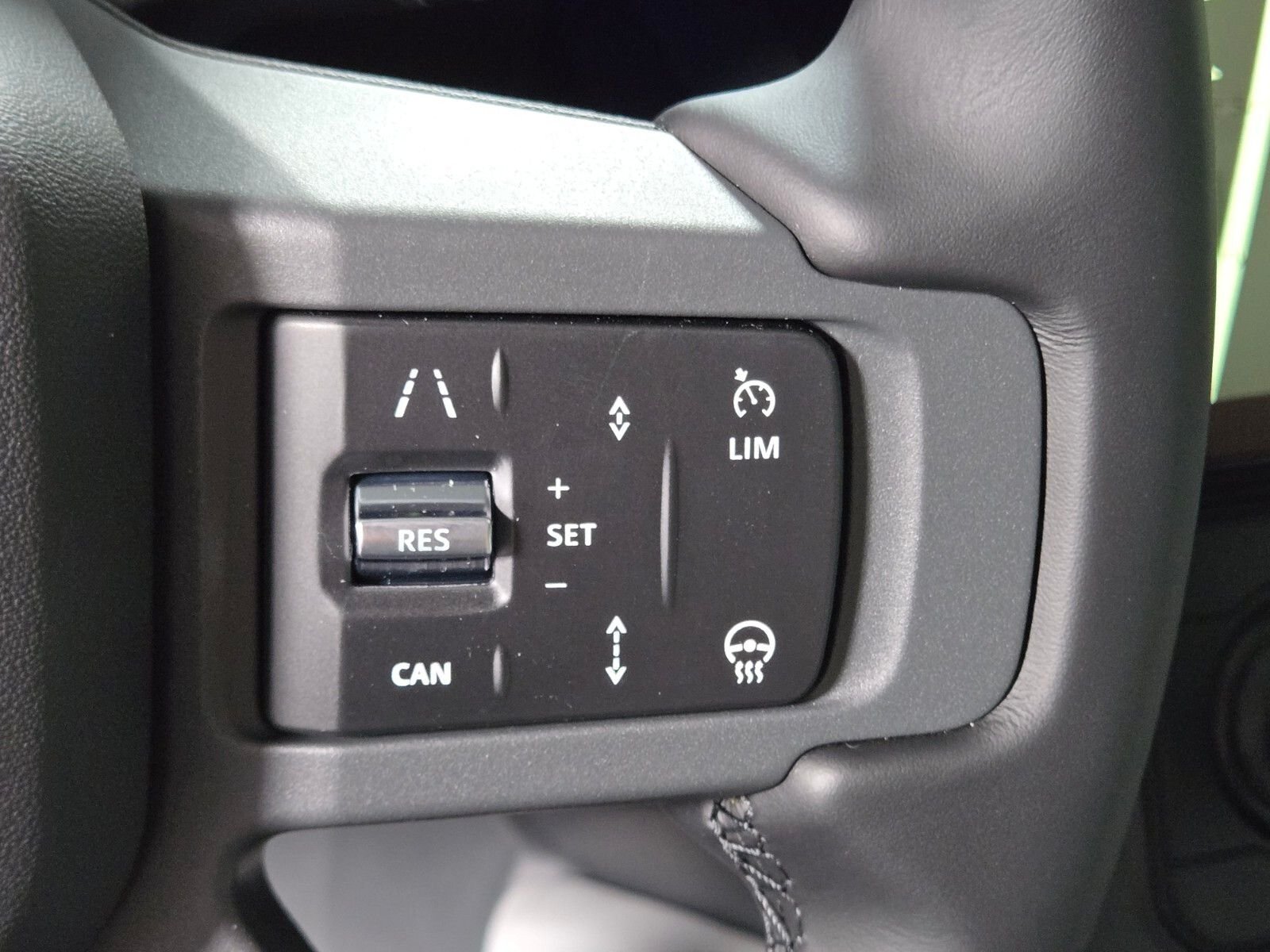 New 2026 Tasman Blue Land Rover X-Dynamic SE image 28