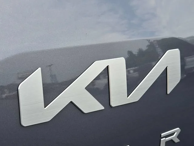 Used 2025 Everlasting Silver Kia EX image 20