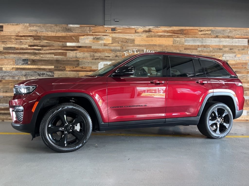 Used 2023 Velvet Jeep Limited image 18