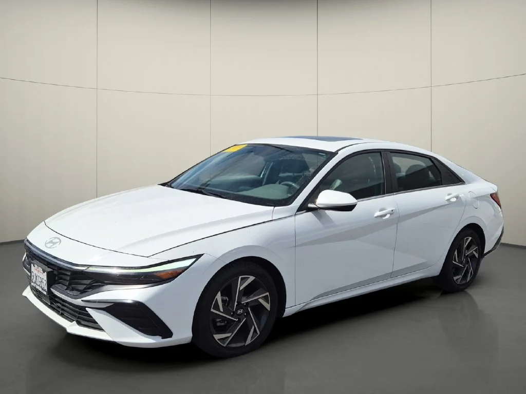 Used 2024 White Hyundai SEL image 3