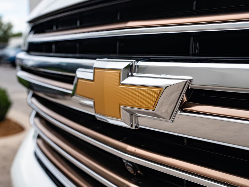 Used 2021 Summit White Chevrolet High Country image 3