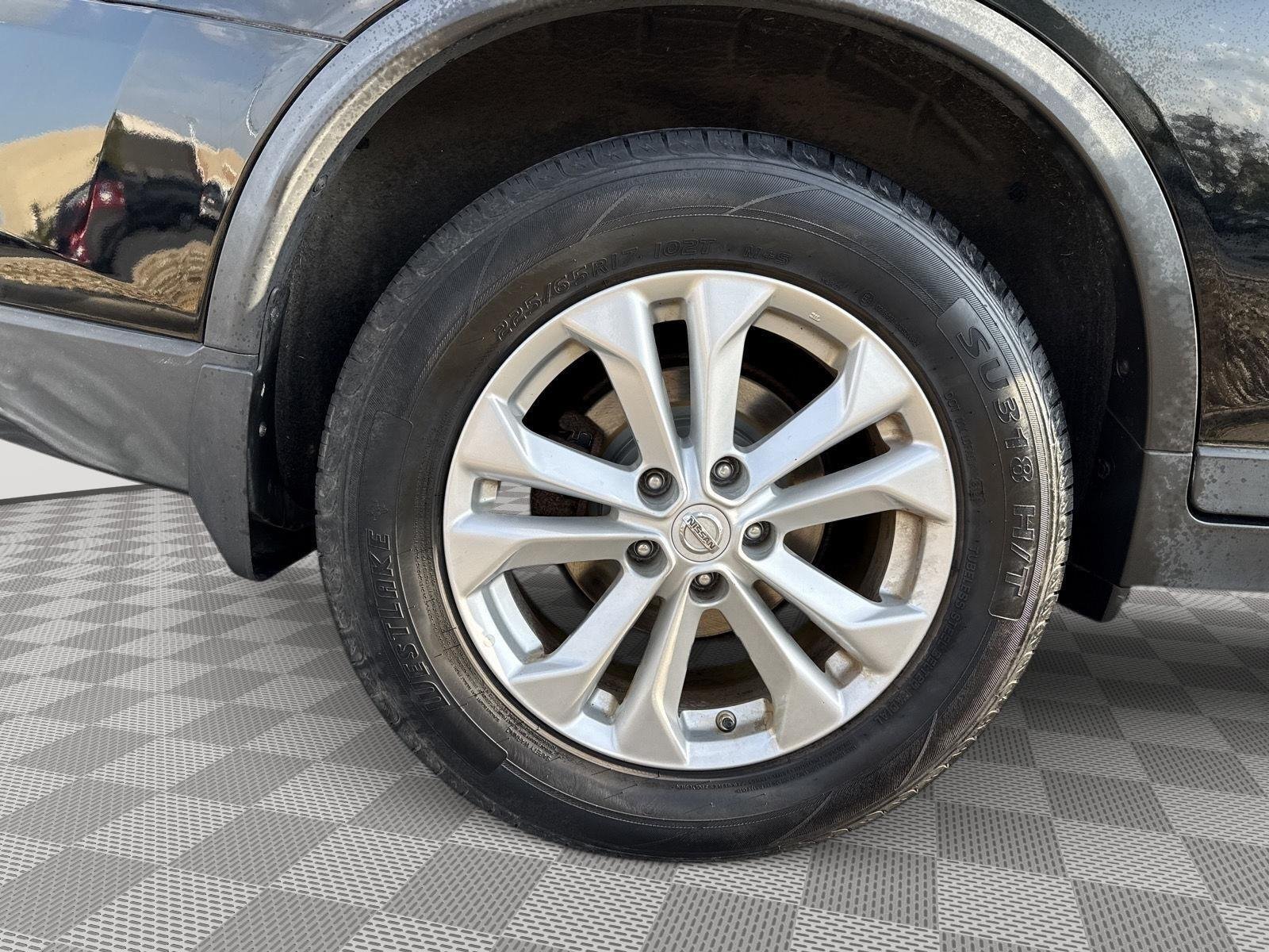 Used 2015 Super Black Nissan SV image 7