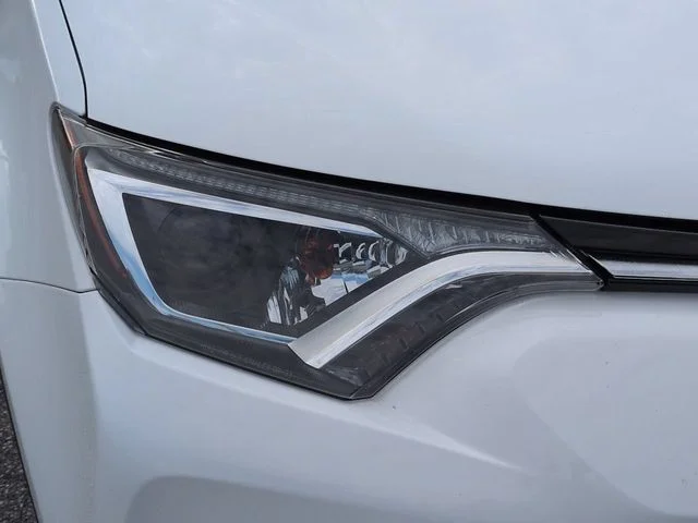 Used 2017 White Toyota LE image 10