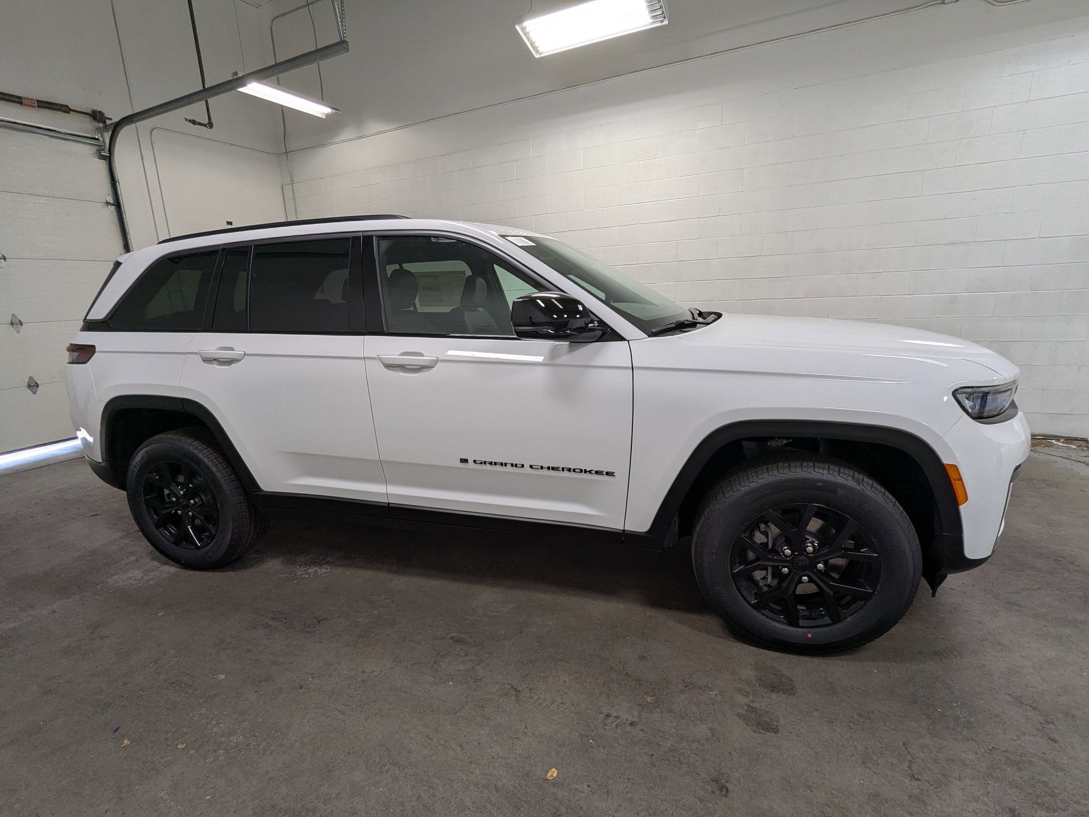 New 2026 Bright White Clear-Coat Exterior Paint Jeep Laredo Altitude image 3
