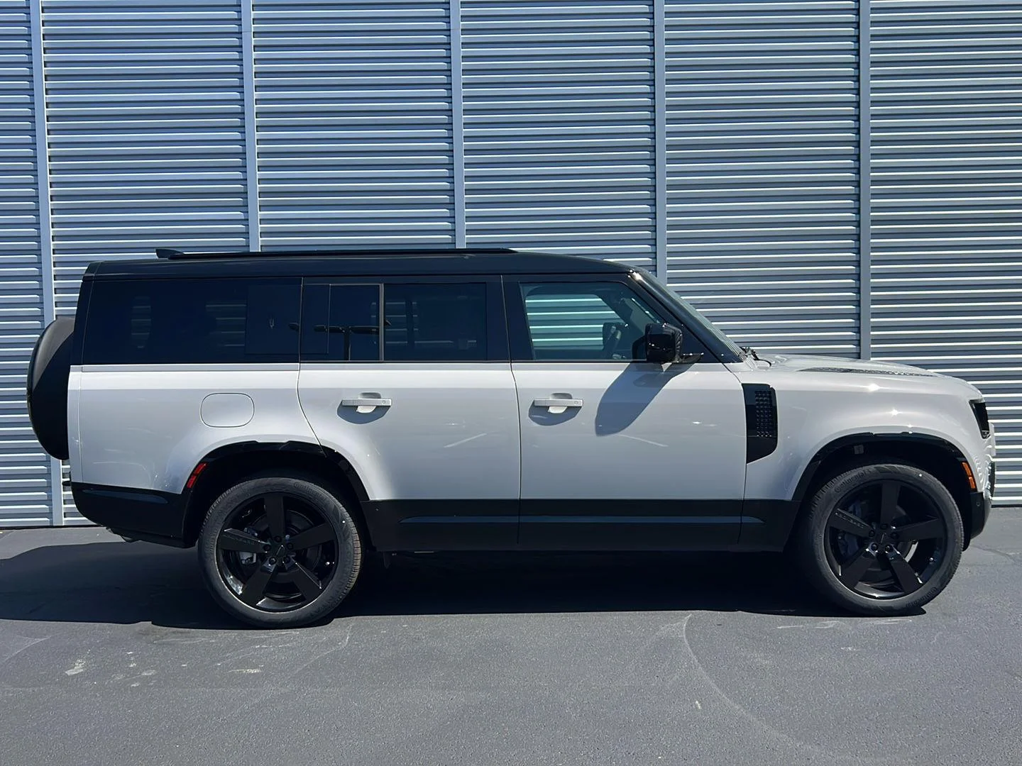 New 2026 Borasco Grey Metallic Land Rover X-Dynamic SE image 6