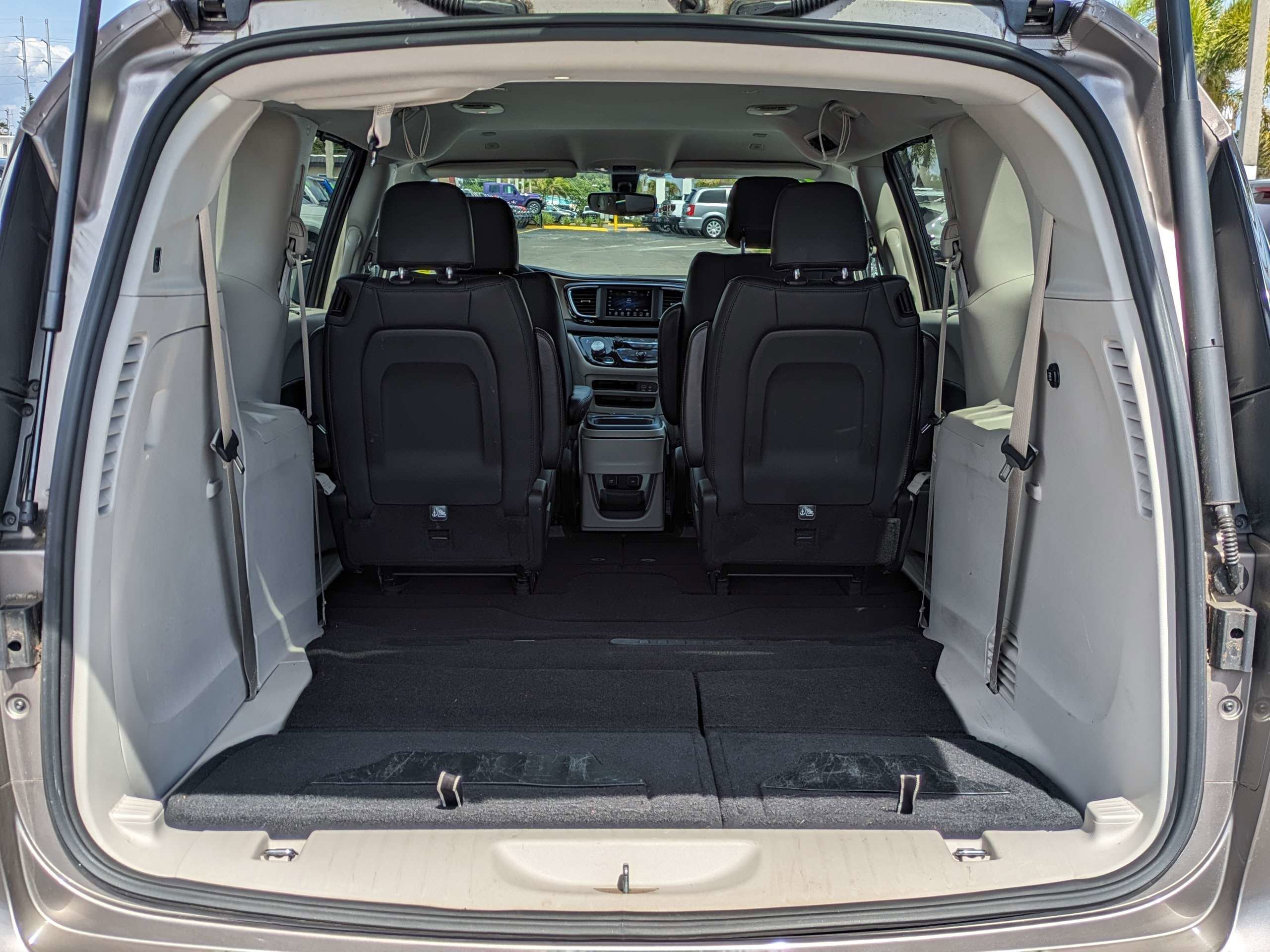 Used 2018 Silver Chrysler Touring L image 13