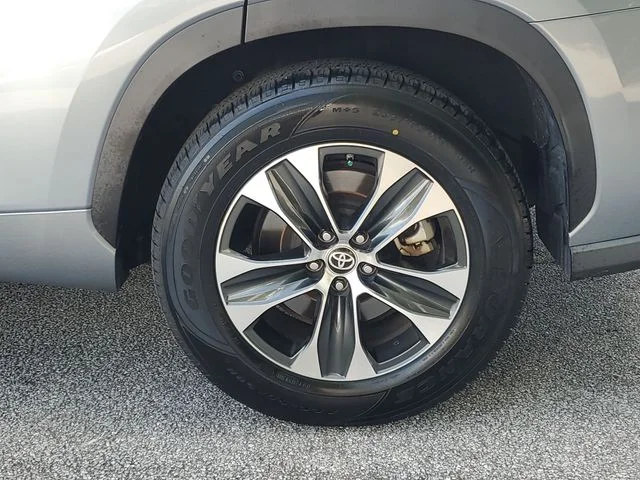 Used 2020  Toyota XLE image 38