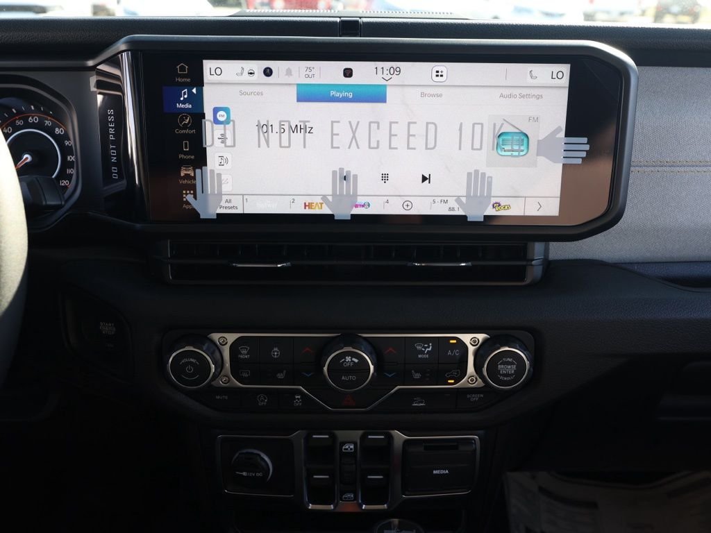 New 2026 Bright White Clear-Coat Exterior Paint Jeep Sport S image 28