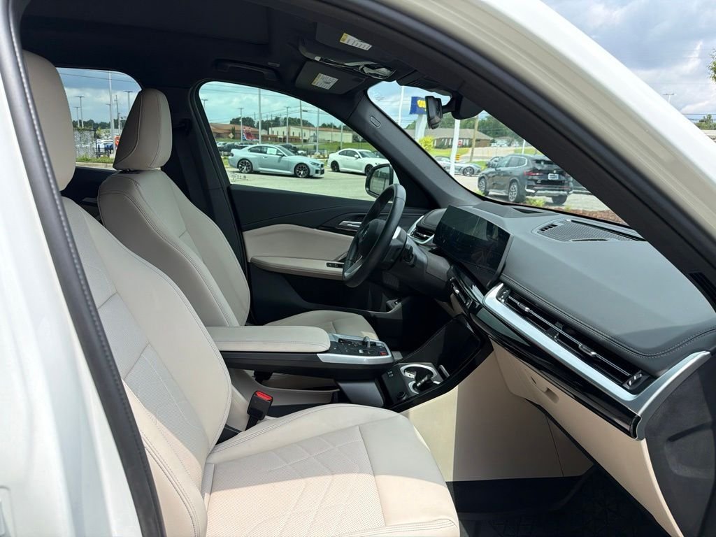 Used 2025 White BMW xDrive28i image 26
