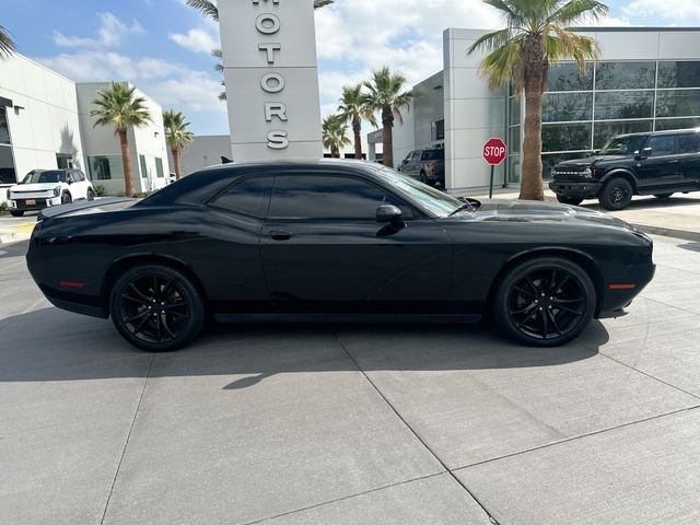 Used 2016 Black Dodge SXT image 8