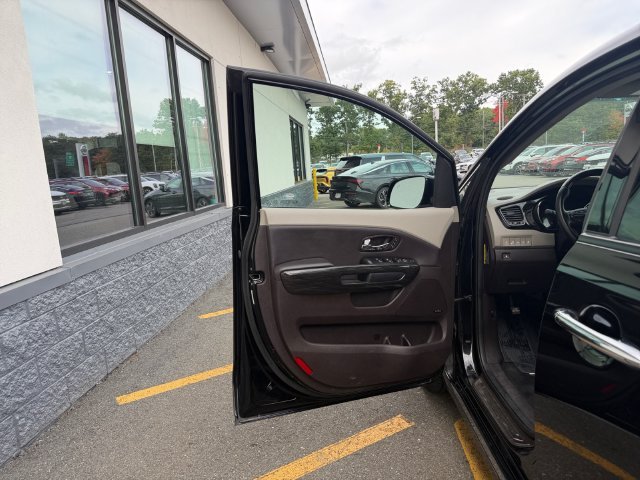Used 2016 Black Kia SXL image 29