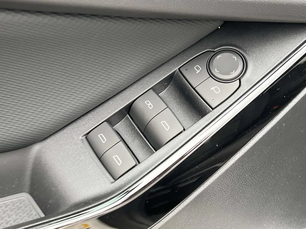 New 2027 Summit White Chevrolet LT image 11