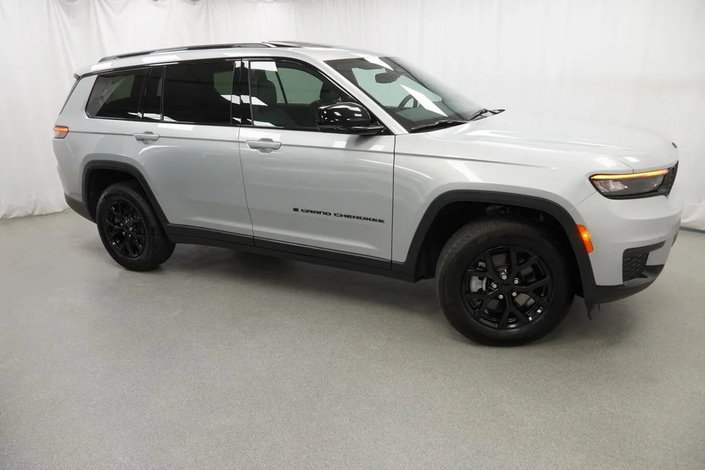 Used 2024 Silver Jeep Altitude X image 9