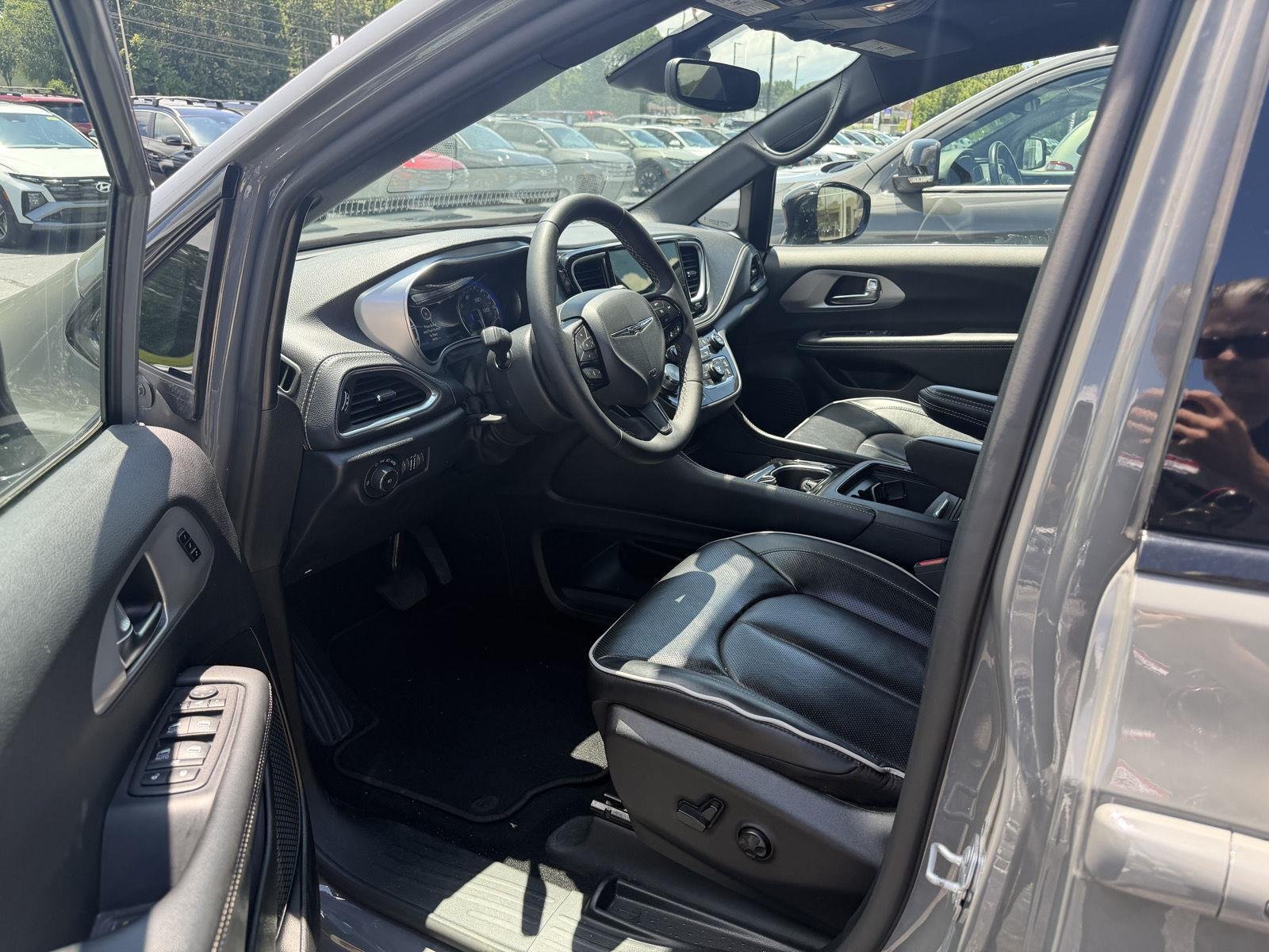 Used 2025 Ceramic Gray Clearcoat Chrysler Limited image 11