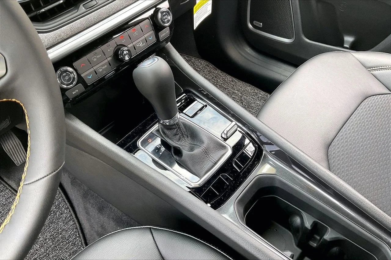 New 2026 Bright White Clearcoat Jeep Latitude image 25