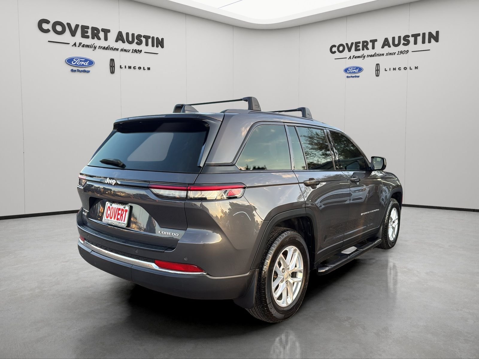 Used 2025 Gray Jeep Laredo X image 5
