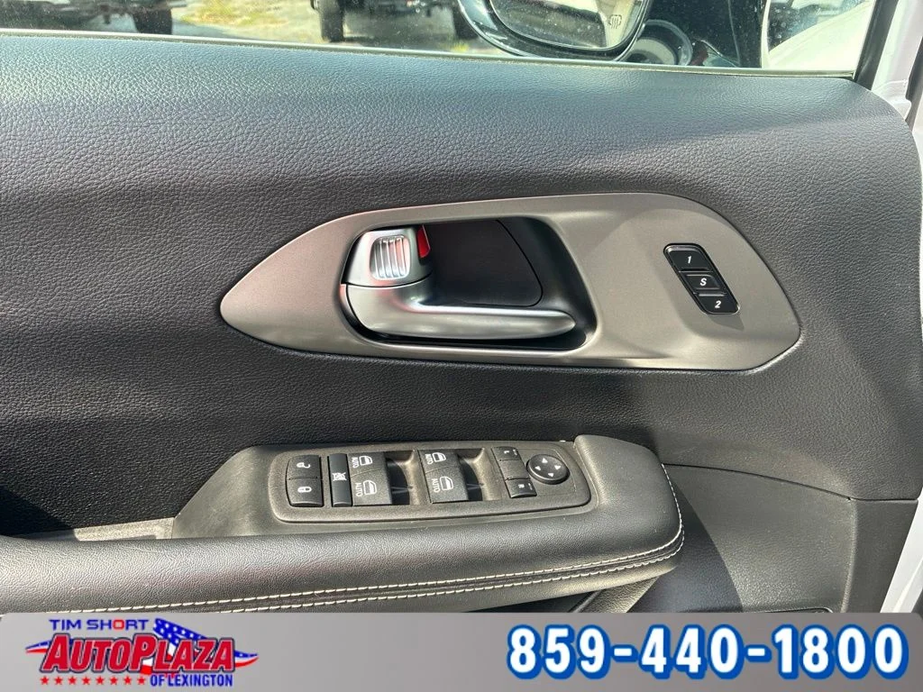 Used 2025 White Chrysler Select image 25