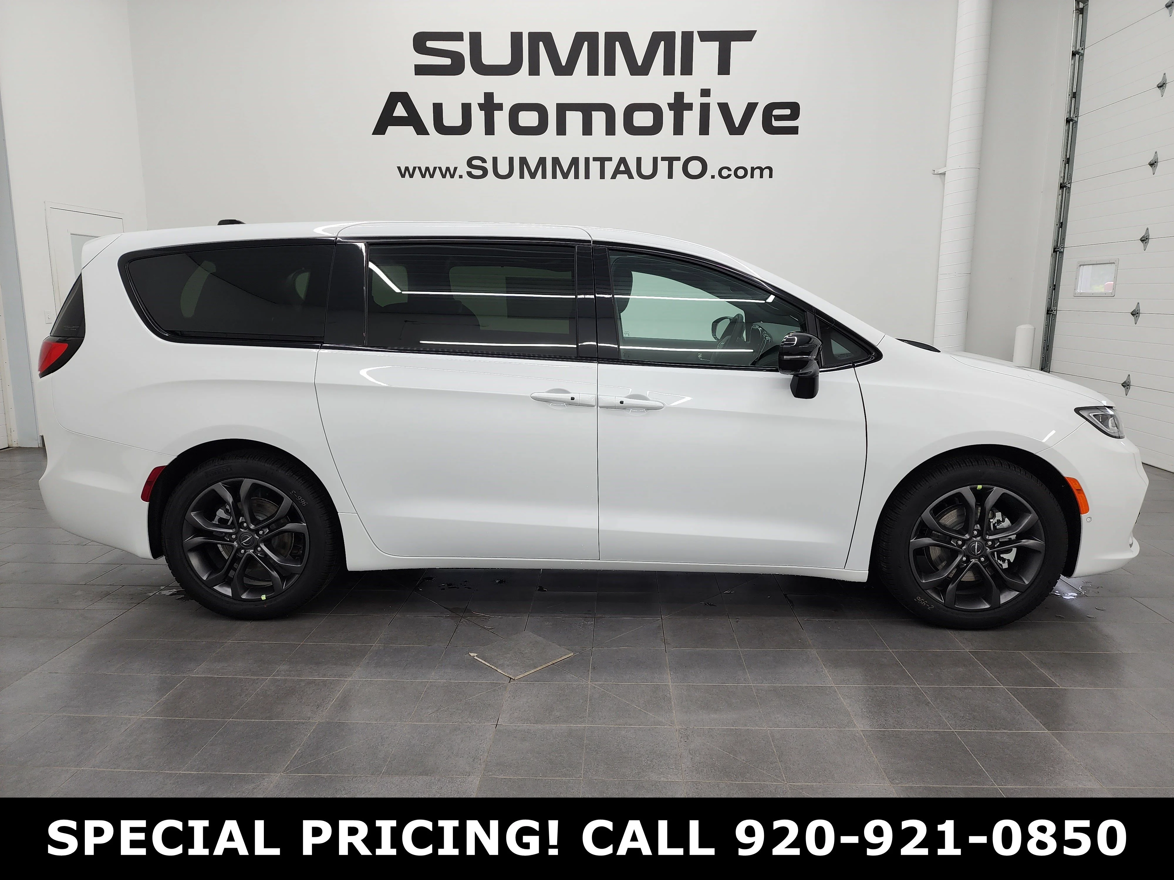 2026 Chrysler Pacifica Select's photo