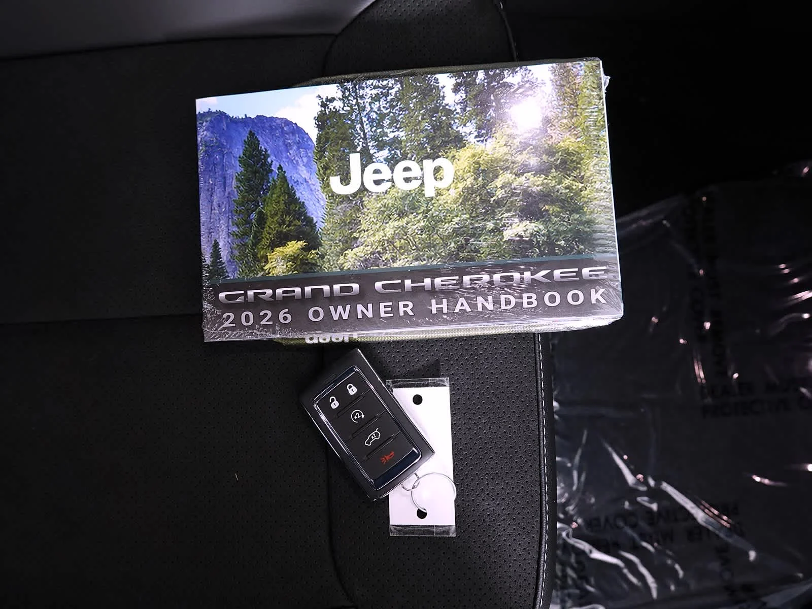 New 2026 Diamond Black Crystal Pearl-Coat Exterior Paint Jeep Laredo Altitude image 4
