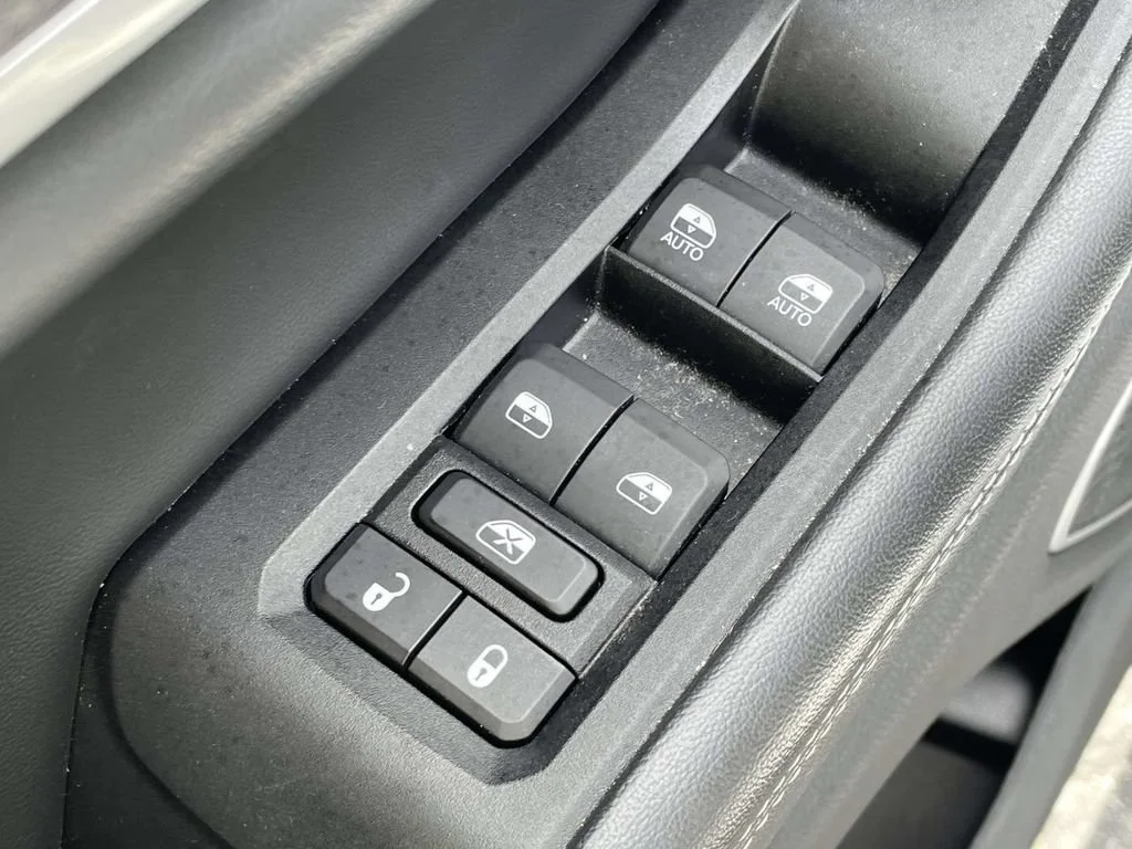 Used 2023 Silver Jeep Limited 4x4 image 29