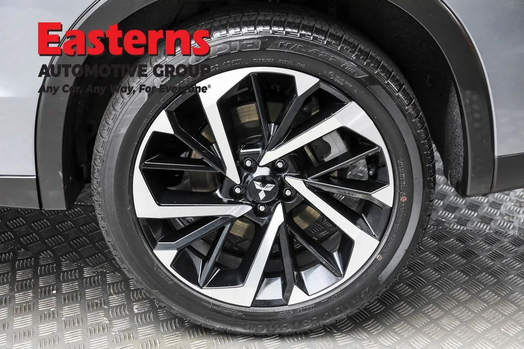 Used 2024 Gray Mitsubishi SE image 8