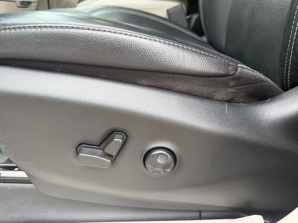Used 2022 Crystal Metallic Chrysler Touring L image 17