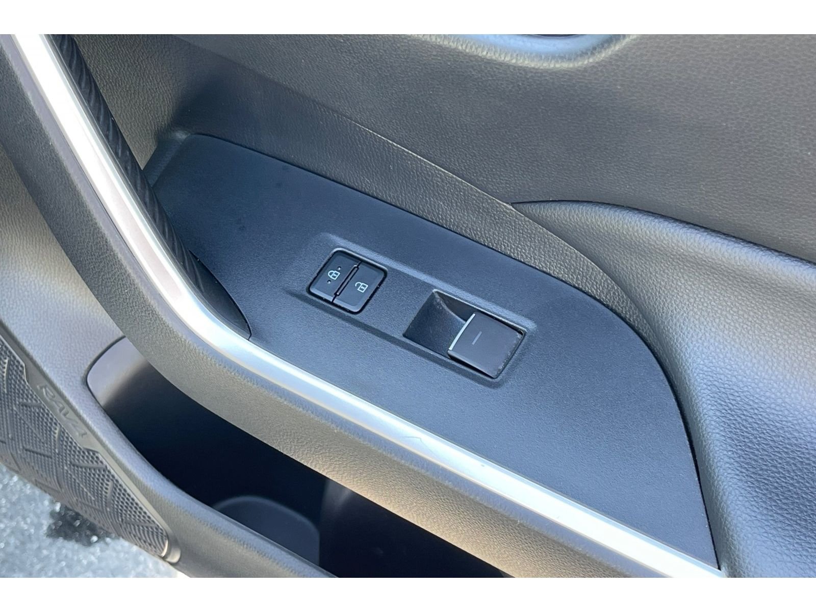 Used 2022 Lunar Rock Toyota XLE Premium image 23