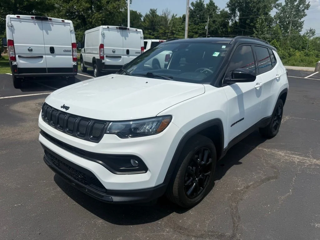 Used 2022 White Jeep Latitude image 8