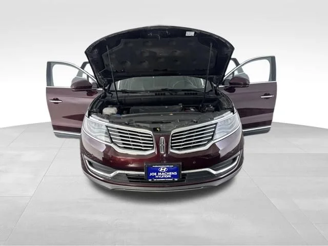 Used 2018 Red Lincoln Reserve image 13